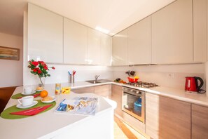 Townhouse – honeymoon, 2 soverom, peis, ved fjell (Villa Patricia) | Eget kjøkken | Kaffetrakter/tekoker, mikrobølgeovn, ovn og kokeplater