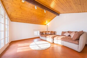 Honeymoon Townhome, 2 Bedrooms, Fireplace, Mountainside (Villa Patricia) | Living area