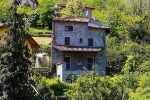 Honeymoon-Stadtwohnung, Mehrere Schlafzimmer, Bergseite (Villa Patricia) | Außenbereich