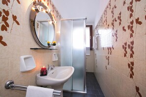 Apartamento familiar, varias habitaciones, 2 baños, junto a la montaña (Cadenabbia Vista Lago) | Baño | Bañera y ducha independientes y cabezal de ducha tipo lluvia