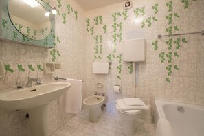 Family Apartment, Multiple Bedrooms, 2 Bathrooms, Mountainside (Cadenabbia Vista Lago) | Bathroom | Separate bathtub and shower, rainfall showerhead, free toiletries