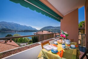 Familie appartement, meerdere slaapkamers, 2 badkamers, uitzicht op gebergte (Cadenabbia Vista Lago) | Balkon