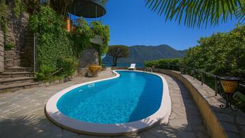 Kolam renang outdoor musiman