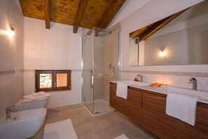 Villa Familiale, plusieurs chambres, côté montagne (Villa Isola Verde) | Salle de bain