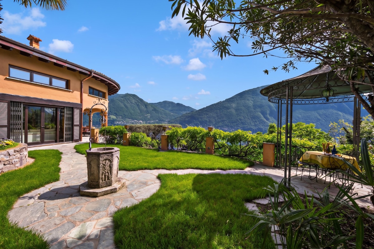 Une maison avec un chemin de pierre menant à un patio aménagé avec une table et des chaises.