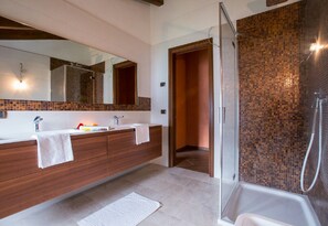 家庭別墅, 多間臥室, 山間 (Villa Isola Verde (Main Villa)) | 浴室 | 獨立浴缸和淋浴設備、吹風機、坐浴桶、毛巾
