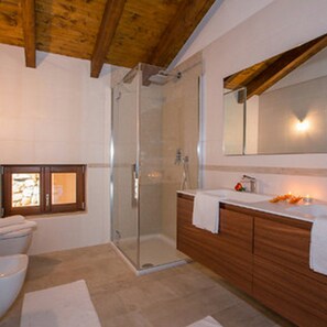 Bathroom - Villa Isola Verde (Main Villa) (Valsolda)