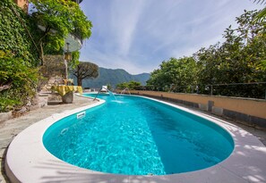 Kolam renang terbuka bermusim