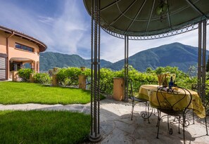 ファミリー ヴィラ ベッドルーム (複数) マウンテンサイド (Villa Isola Verde (Main Villa)) | 屋外ダイニングエリア