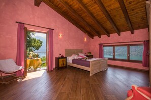 Familienvilla, Mehrere Schlafzimmer, Bergseite (Villa Isola Verde (Main Villa)) | 5 Schlafzimmer, Bügeleisen/Bügelbrett, kostenloses WLAN, Bettwäsche