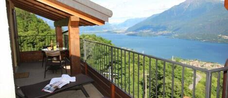 Familienapartment, Mehrere Betten, 2 Bäder, Bergseite (Borgo La Sorgente - Tulipano) | Terrasse/Patio