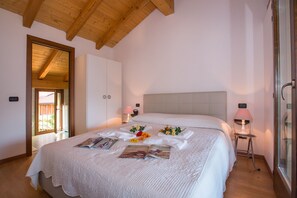 Departamento familiar, varias camas, 2 baños, junto a la montaña (Borgo La Sorgente - Tulipano) | 2 habitaciones, tabla de planchar con plancha y wifi gratis 
