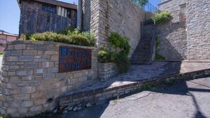 A stone staircase leading up to a building with a sign reading "Borro la Sargente." - Borgo La Sorgente - Tulipano (Gravedona)