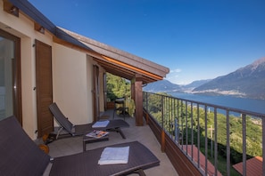 Familienapartment, Mehrere Betten, 2 Bäder, Bergseite (Borgo La Sorgente - Tulipano) | Terrasse/Patio