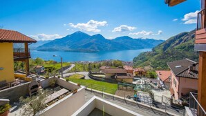 A residential area with a view of a lake and mountains. - Borgo La Sorgente Erica (Gravedona)
