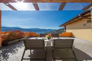 Familienapartment, Mehrere Schlafzimmer, 2 Bäder, Bergseite (Borgo La Sorgente - Erica) | Speisen im Freien