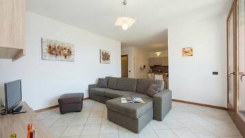 Apartamento família, vários quartos, 2 banheiros, ao lado da montanha (Borgo La Sorgente - Erica) | Sala de estar | TV de tela plana