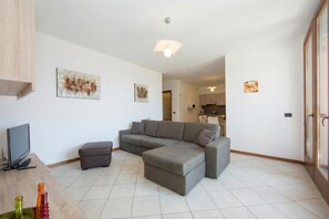 Familienapartment, Mehrere Schlafzimmer, 2 Bäder, Bergseite (Borgo La Sorgente - Erica) | Wohnzimmer
