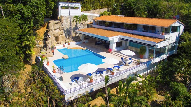 A modern two-story house with a swimming pool, surrounded by lush greenery. - Beautiful Villa with Pool and Bay Views in Acapulco (Acapulco de Juárez)