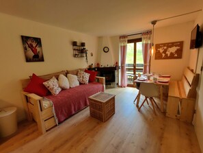Smart-TV, Kamin, Bücher, Stereoanlage