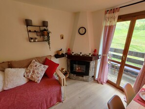 Een smart-tv, een open haard, boeken en een stereo