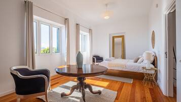 4 slaapkamers, een strijkplank/strijkijzer, gratis wifi, beddengoed