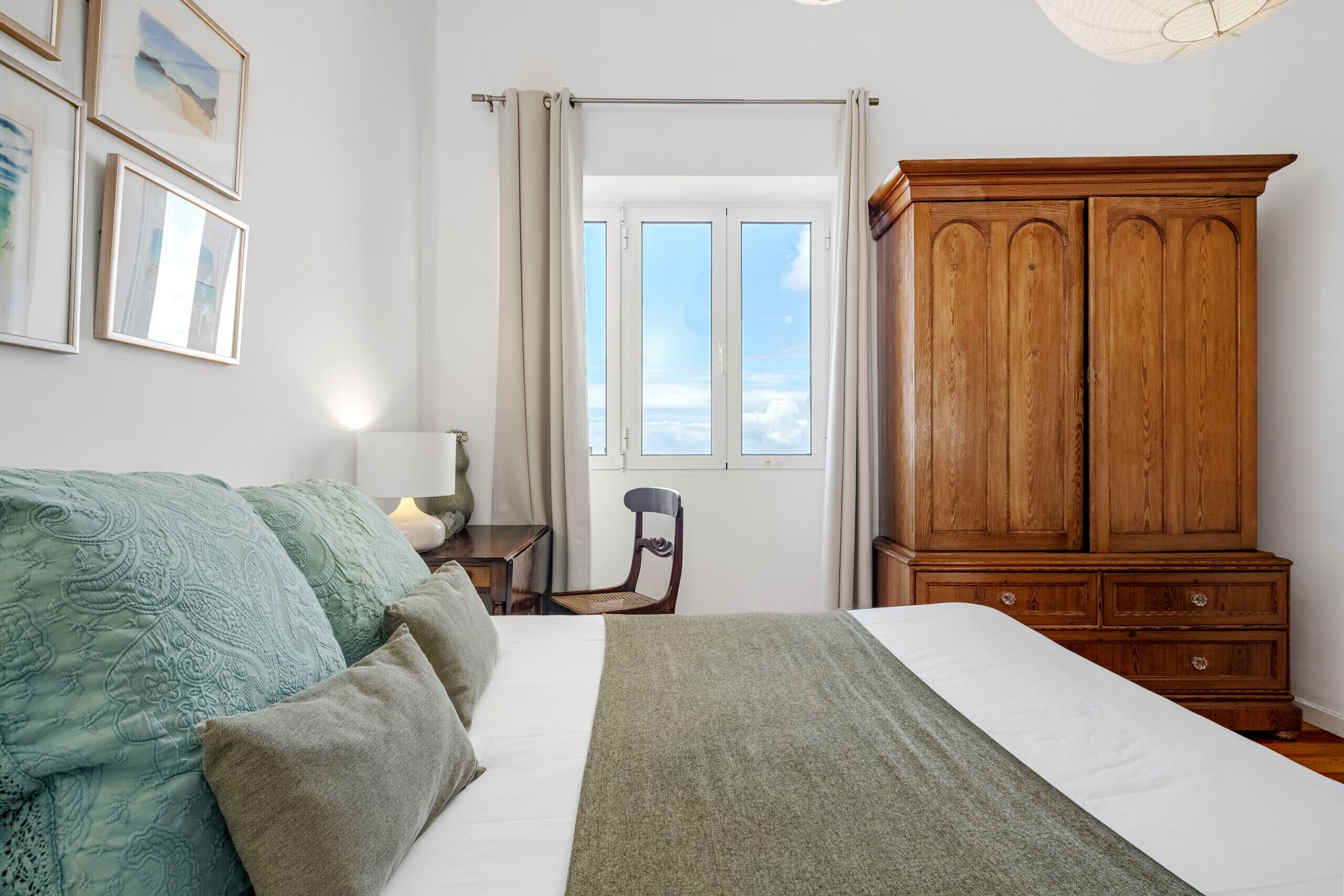 4 slaapkamers, een strijkplank/strijkijzer, gratis wifi, beddengoed