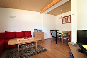 Fernseher, Tischtennisplatte