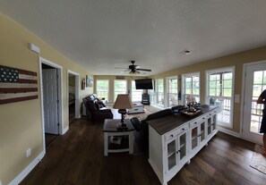 Interior - Waterfront house on Weiss Lake (Centre)