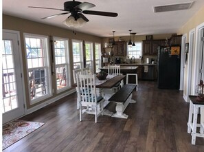 Dining - Waterfront house on Weiss Lake (Centre)
