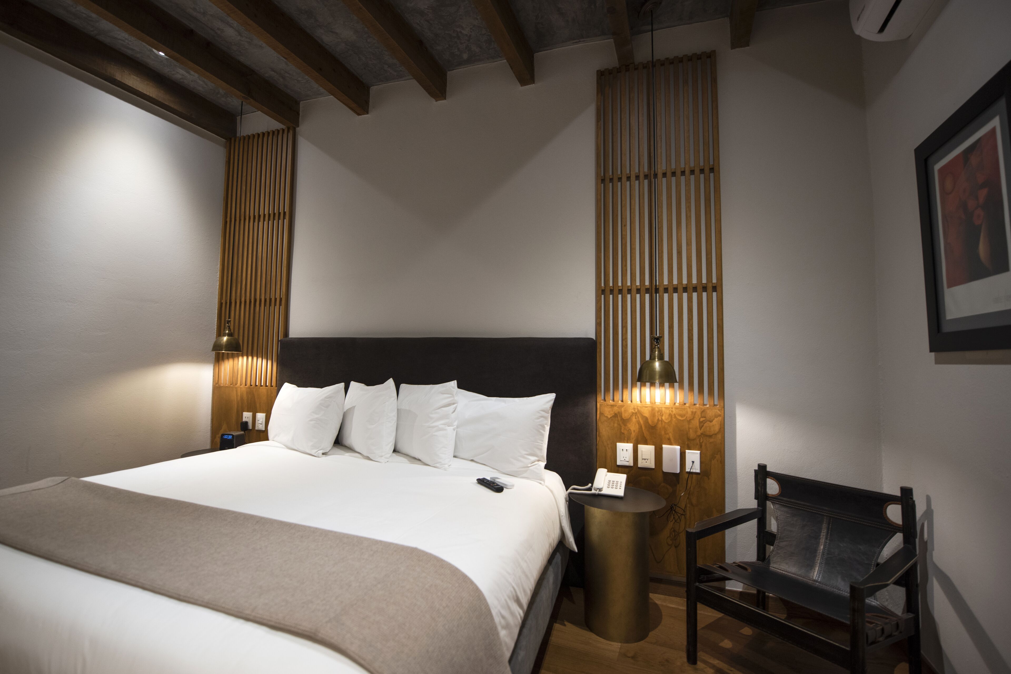 standard room, 1 queen bed | 1 bedroom, minibar, desk, iron/ironing board