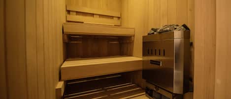 Uma sauna com bancos de madeira e gerador de vapor.