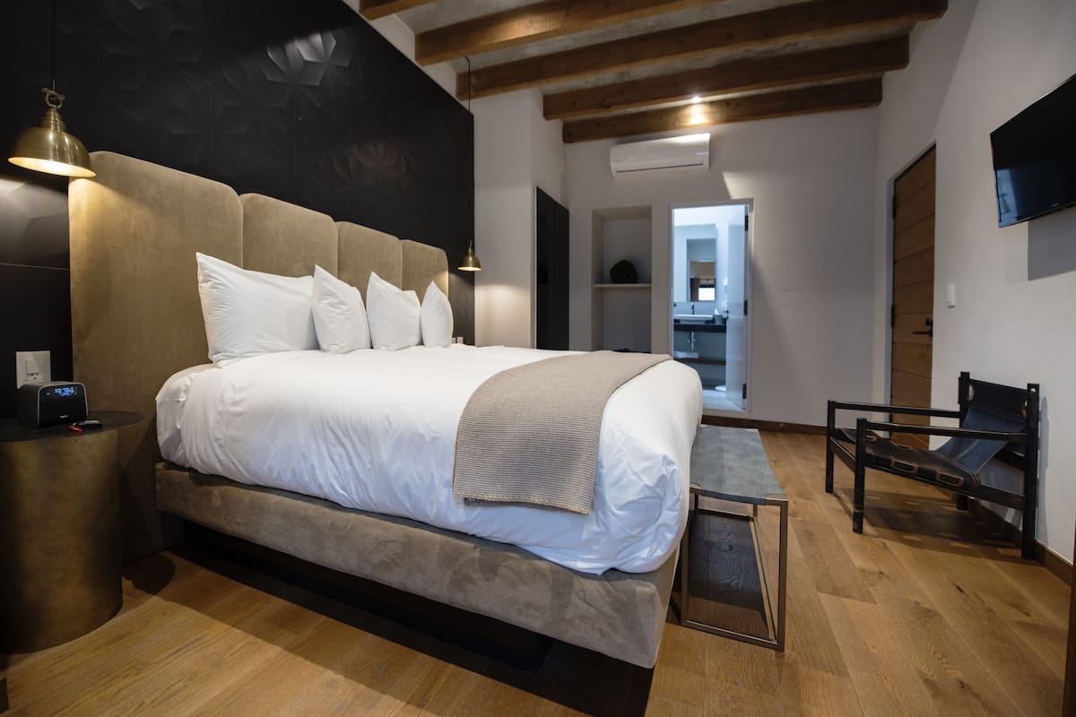 Luxury-Studiosuite, Terrasse | Minibar, Schreibtisch, Bügeleisen/Bügelbrett, kostenloses WLAN