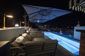 Piscine extérieure, chaises longues