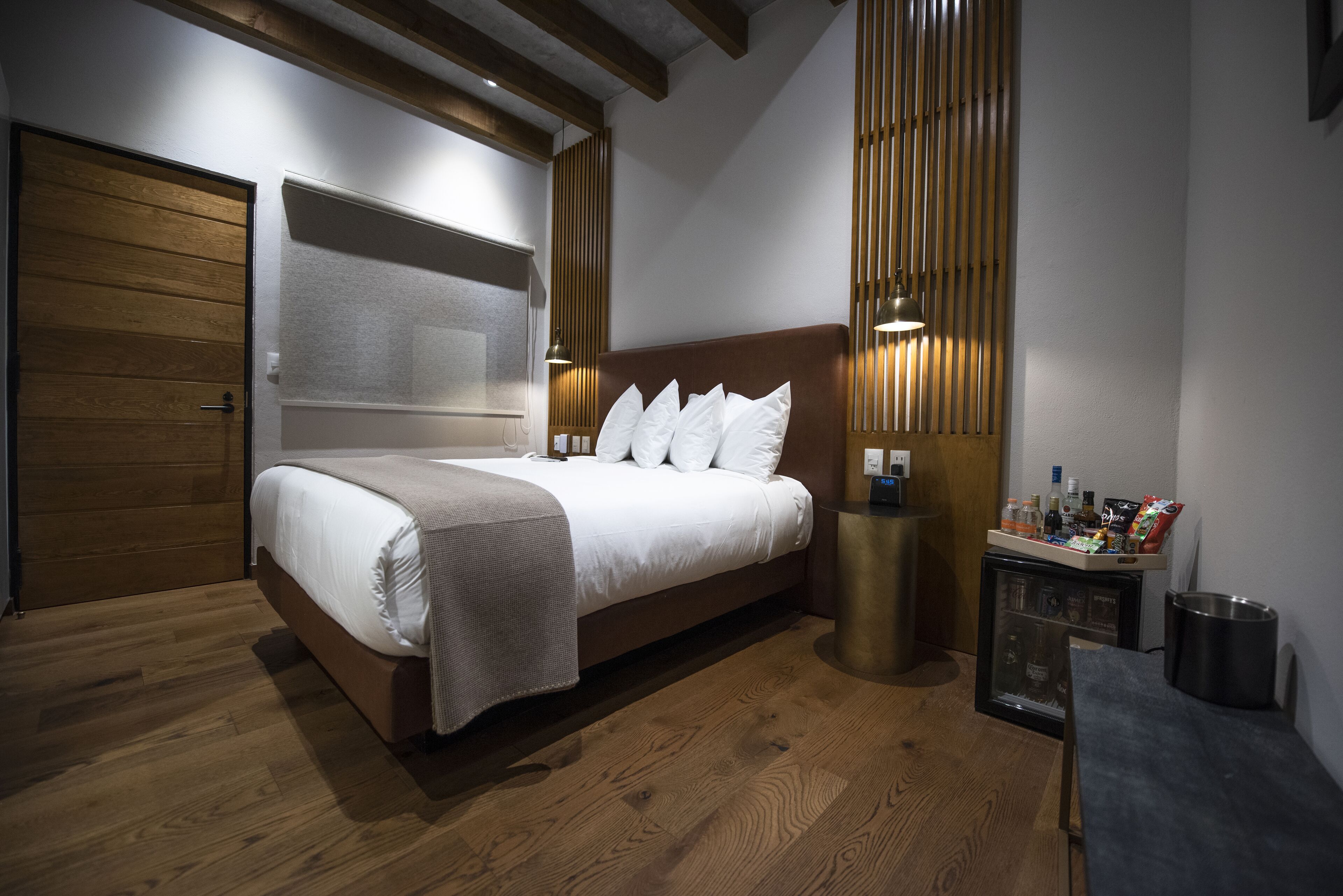 standard room, 1 queen bed | 1 bedroom, minibar, desk, iron/ironing board