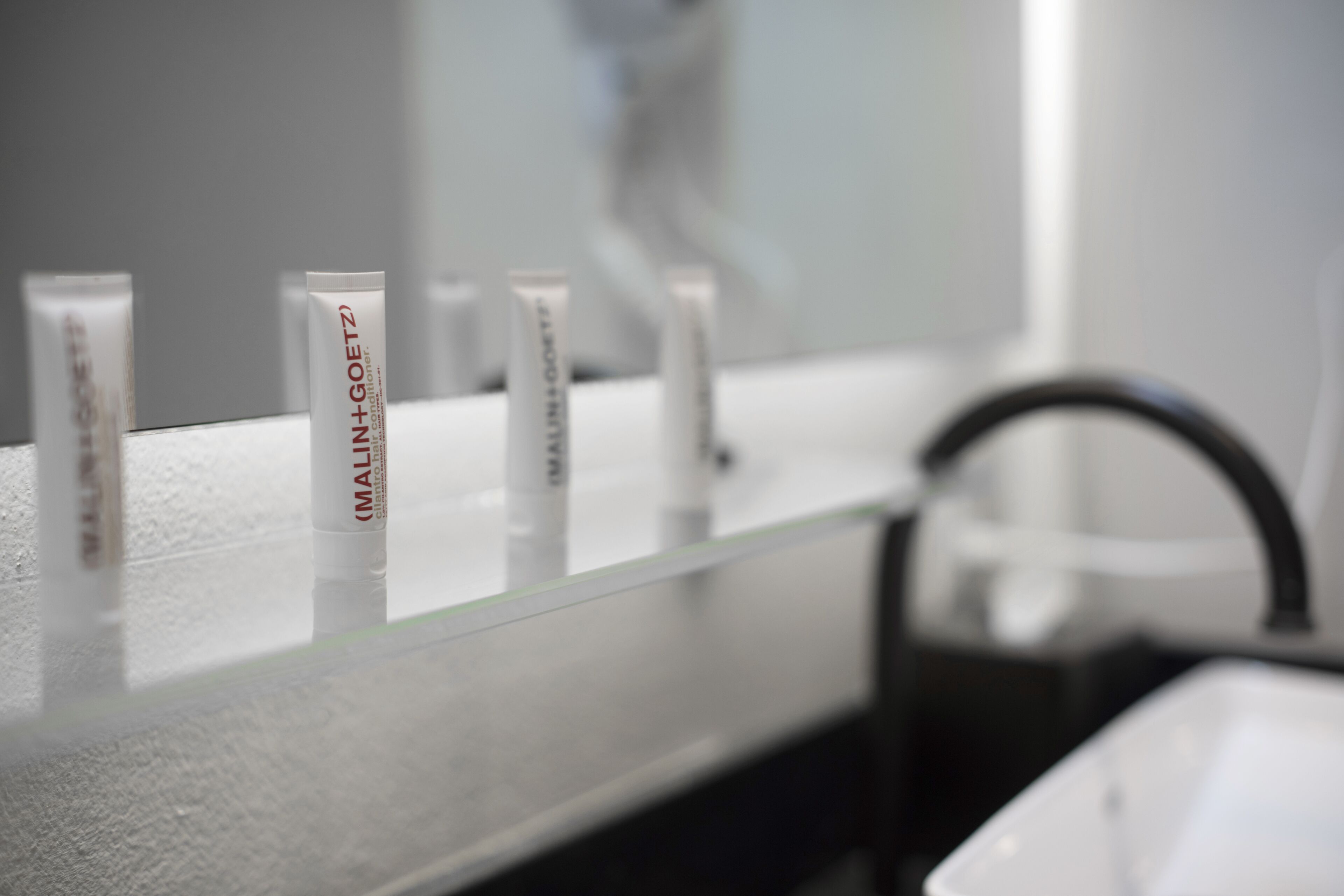 deluxe room, bathtub | 1 bedroom, minibar, desk, iron/ironing board