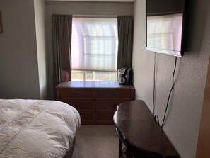 1 slaapkamer, een kluis op de kamer, een strijkplank/strijkijzer, wifi