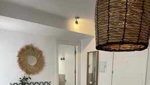 Ein Schlafzimmer mit einem Bett, einem Schminktisch, einem Spiegel und einer Tür zu einem Badezimmer.