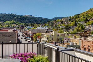 Property grounds - Luxury Condo in Prime Location with Hot Tub & Recreation! (Park City)