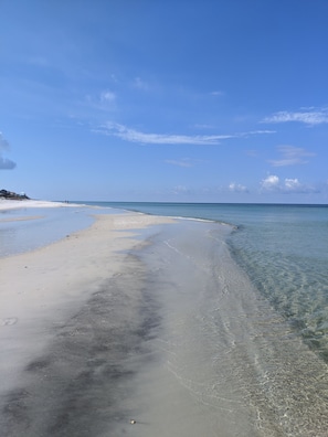 Vlak bij het strand, ligstoelen