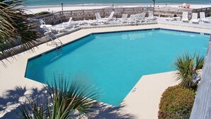Una piscina con vista a la playa y al océano.