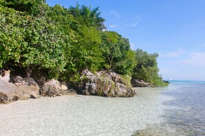 In Strandnähe, Liegestühle, Strandtücher