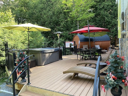 Hottub, Sauna, Deck, Backyard, Hi-Speed Internet