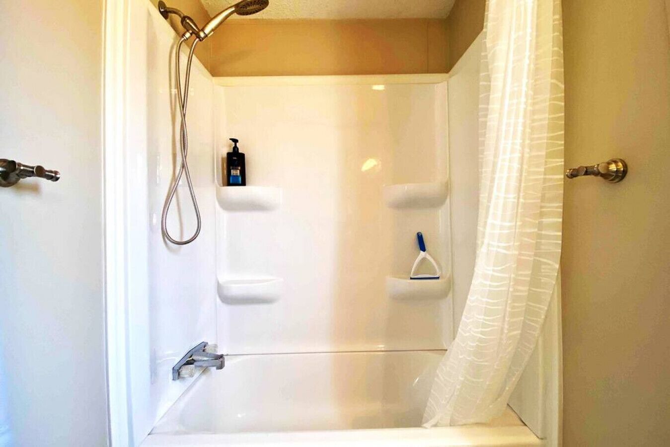 Une salle de bain avec une baignoire, une douche et des toilettes.