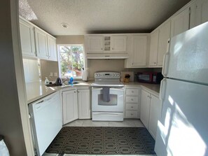 Køleskab, mikrobølgeovn, ovn, kogeplade