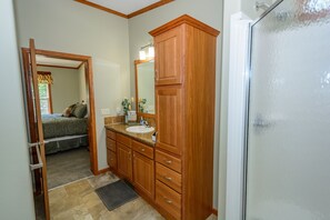 5 makuuhuonetta, ilmainen Wi-Fi, vuodevaatteet