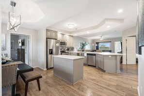 Jääkaappi, mikroaaltouuni, uuni, liesi