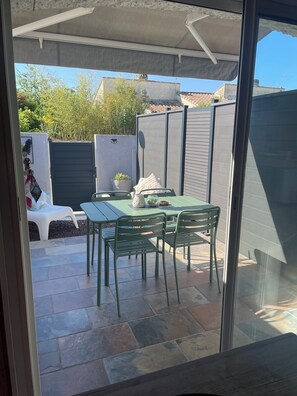 Outdoor dining - Air-conditioned, fully renovated duplex with private terrace (Lunel)
