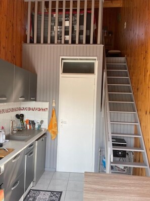 Fridge, microwave, oven, stovetop - Air-conditioned, fully renovated duplex with private terrace (Lunel)