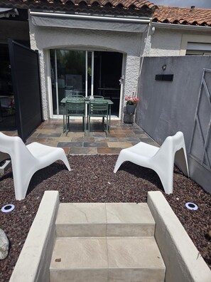 Property grounds - Air-conditioned, fully renovated duplex with private terrace (Lunel)